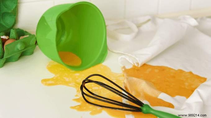 How To Remove Egg Yolk Stains Easily With White Vinegar. 