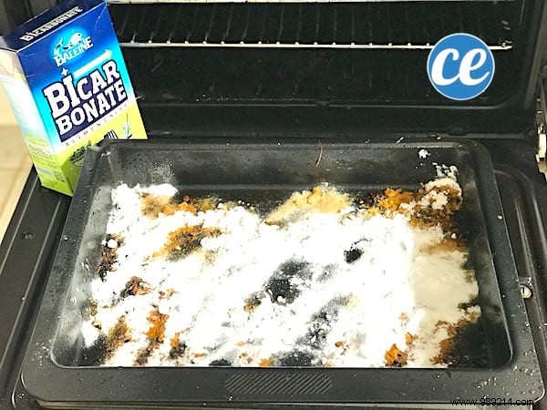 4 Spectacular Tips For Cleaning Very (Very) Dirty Oven Trays. 