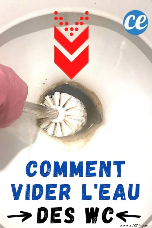 How To Empty Water From The Toilet (And Clean The Bottom Easily). 