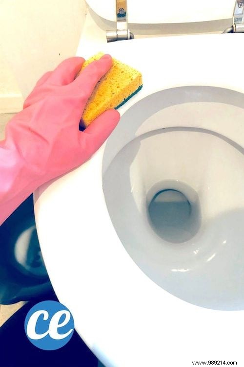 Dirty and yellowed toilet seat? How to clean it easily. 