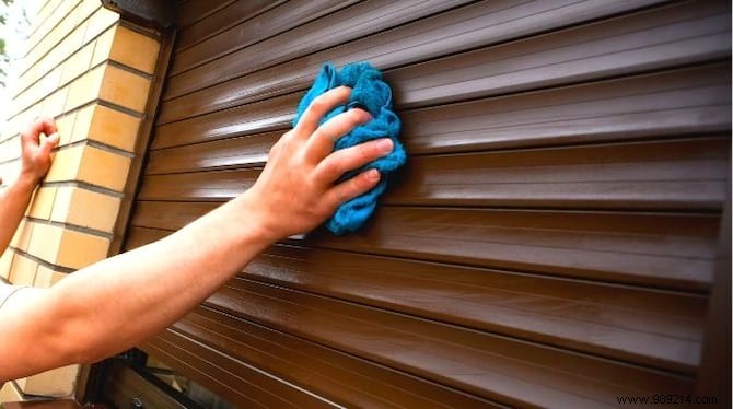 Finally A Tip To Clean Roller Shutters EASILY. 