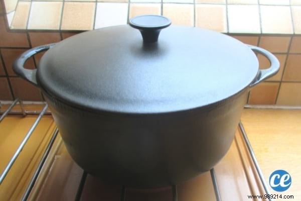 5 Effective Tips For Cleaning A Burnt Cast Iron Casserole Effortlessly. 