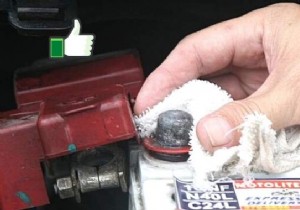 How to Clean Car Battery Terminals (WITHOUT Spending 1 Round). 