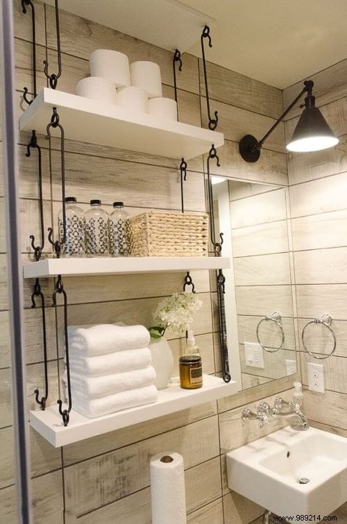 35 Awesome And Inexpensive Ideas For Organizing A Small Bathroom. 