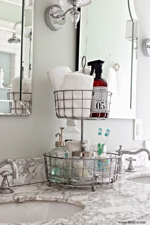 35 Awesome And Inexpensive Ideas For Organizing A Small Bathroom. 
