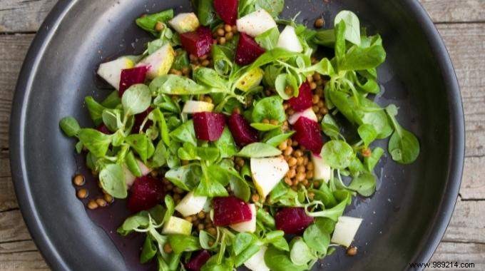 Our easy and inexpensive salad recipe, ideal for the lunch break. 