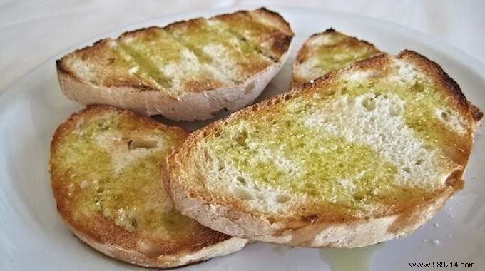 Simple and inexpensive summer appetizer toasts 
