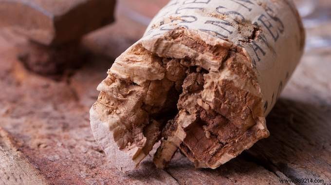 Pieces of corks in the wine? Here is my tip to avoid it. 