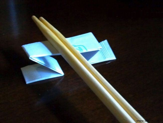 How to eat with chopsticks without dirtying the table? 