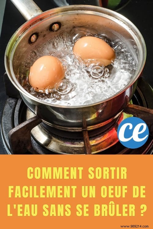 How to easily take an egg out of the water without burning yourself? 