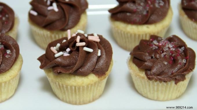 The Incredible Recipe To Make A Cupcake When You Have No Frosting. 