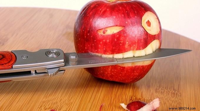 Prevent a Cut Apple from Browning with this Ingenious Trick. 