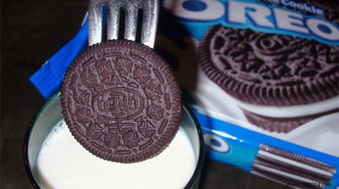 How To Dip Oreos In Milk WITHOUT Getting Your Fingers Dirty. 