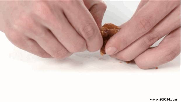 Finally a tip to easily eat chicken wings. 