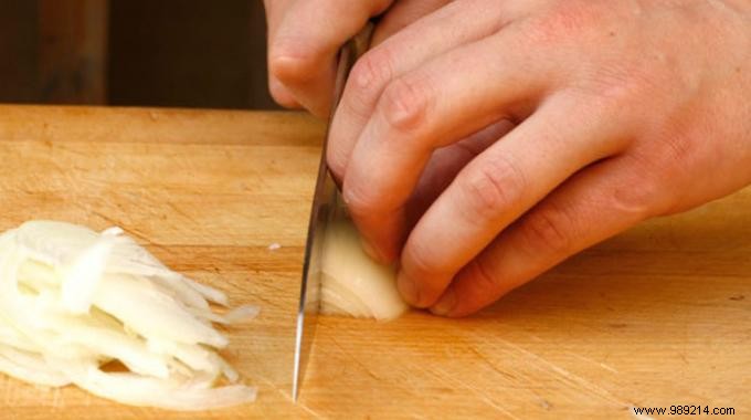 The tip for cutting an onion WITHOUT the risk of cutting yourself. 