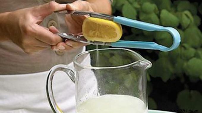 The Tip for Squeezing a Lemon WITHOUT a Lemon Squeezer. 