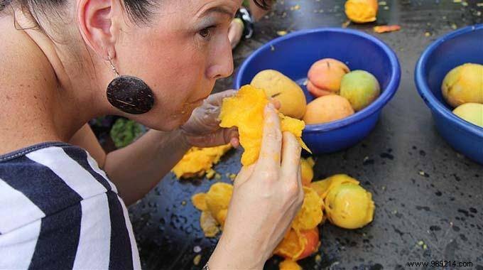 The Trick To Stop Getting It Everywhere When You Eat A Mango. 