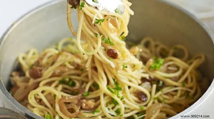 Spaghetti with Walnuts, the Original and Cheap Recipe. 