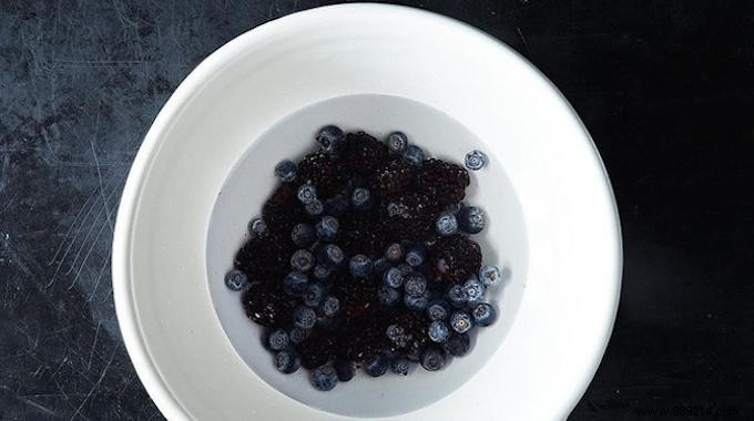 How to Keep Blueberries and Blackberries Fresh Longer. 
