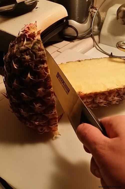 The Right Way To Easily Cut A Pineapple. 