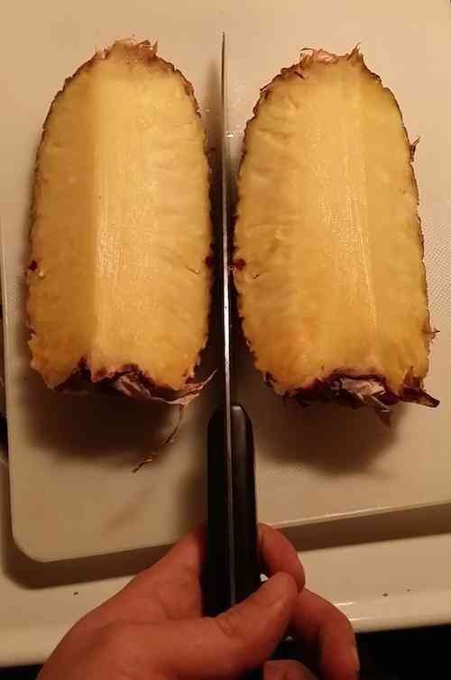 The Right Way To Easily Cut A Pineapple. 