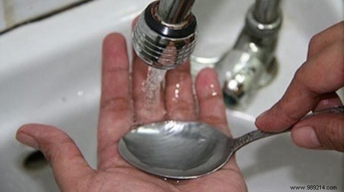 Do your hands smell like onions? Trick to Remove Smell with a Spoon. 