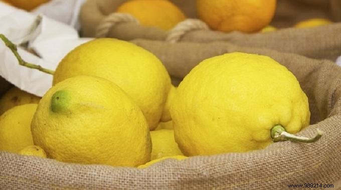 The Tip for Choosing a Ripe and Fragrant Lemon. 