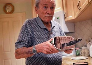Cut the ice cream with a knife to serve it easily. 