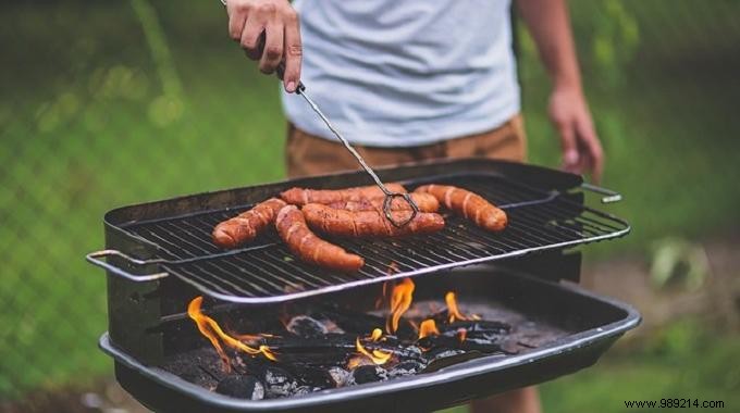 How to light a barbecue for free without a fire starter. 