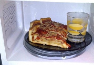 The Tip for Reheating Your Pizza in the Microwave WITHOUT It Being Rubbery. 
