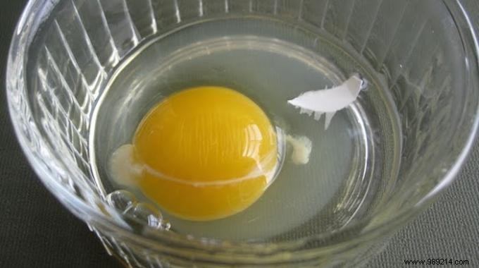 The Tip To Catch A Little Piece Of Eggshell Easily. 