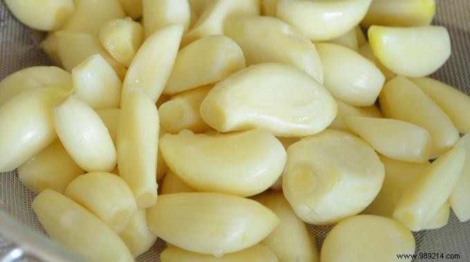 10 Tricks All Garlic Eaters Should Know. 