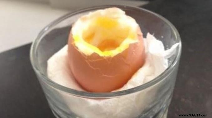 The Simple Trick To Eat A Boiled Egg WITHOUT An Eggcup. 