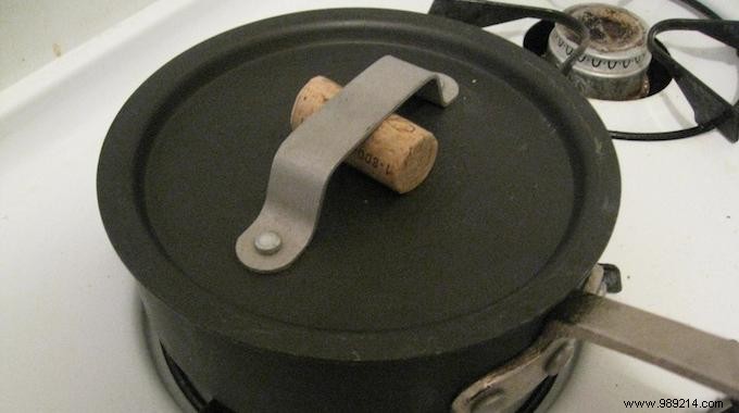 The Very Simple Trick To Lift The Lid Of A Saucepan Without Burning Yourself. 