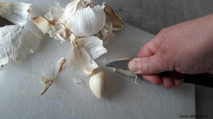 How to Peel Garlic in Seconds? 