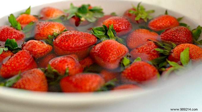 The Magic Trick To Preserve Strawberries MUCH Longer. 