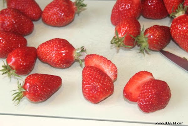 4 Simple Tricks To Keep Strawberries Twice As Long. 