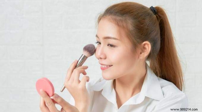 A trick to make up the cheeks at a lower cost. 