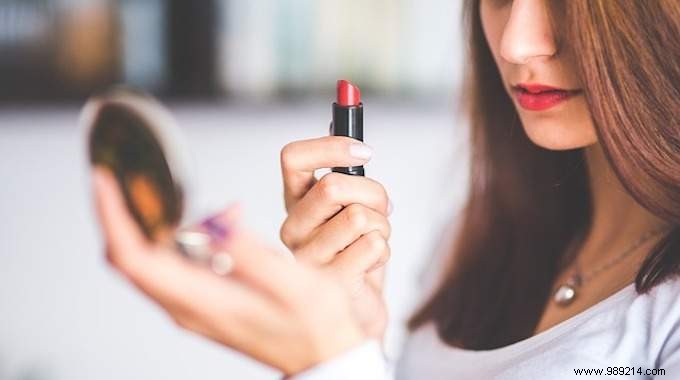 How to Fix Your Broken Lipstick in Less Than 2 Minutes? 