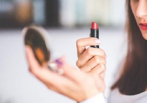 How to Fix Your Broken Lipstick in Less Than 2 Minutes? 