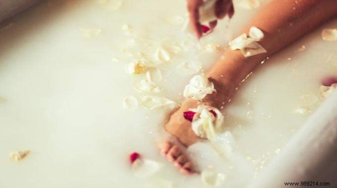 Bath of milk and roses to take care of her queenly skin. 