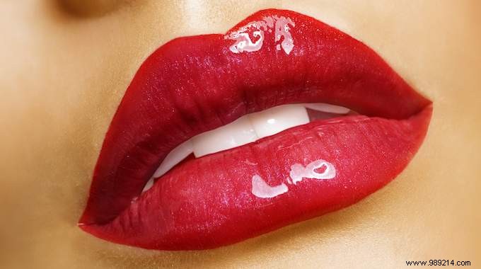 Plump Lips Naturally with our Makeup Tip. 