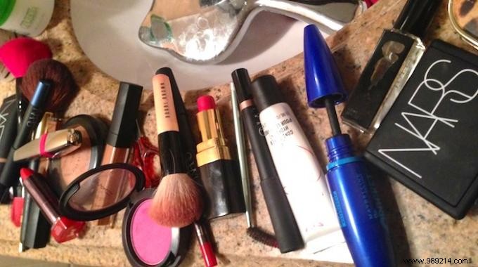 How To Properly Store Your Cosmetics:2 Tips To Know. 