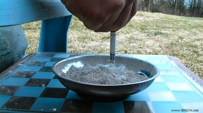 The Effective Trick To Remove Tobacco Smells In The Ashtray. 