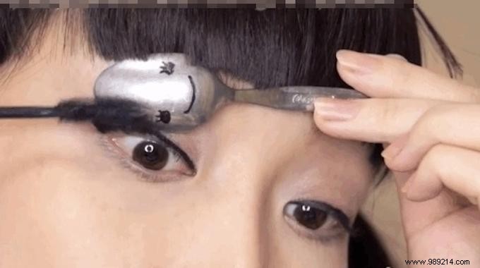 THE Genius Tip For Properly Applying Your Mascara. 
