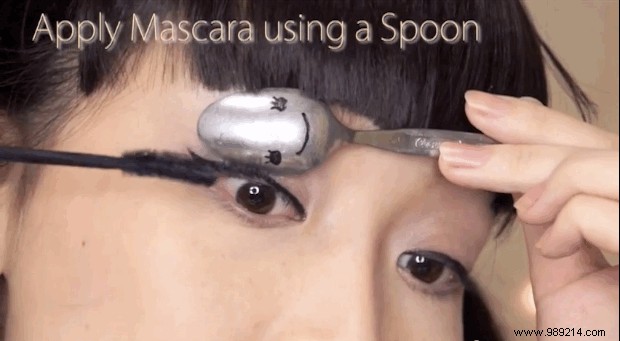 THE Genius Tip For Properly Applying Your Mascara. 
