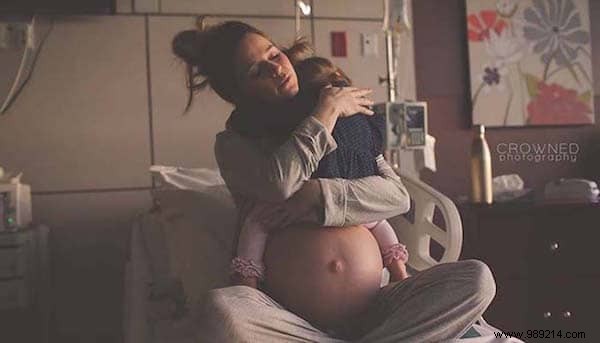 This Photo Of A Mom Cuddling Her Daughter Before The Birth Of Her New Baby Will Make You Crush! 