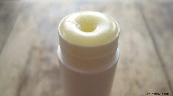 No More Need to Buy from Labello! Here is the Easy Recipe of the 100% NATURAL Lip Balm. 
