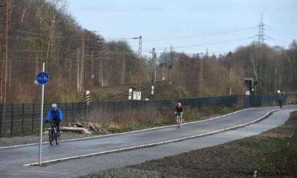 Germany Opens a 100 km Cycle Path Totally PROHIBITED to Cars. 