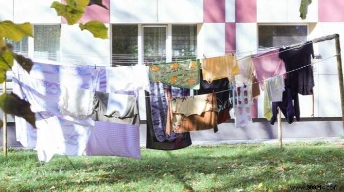 An outdoor clothes dryer to dry your clothes cheap. 
